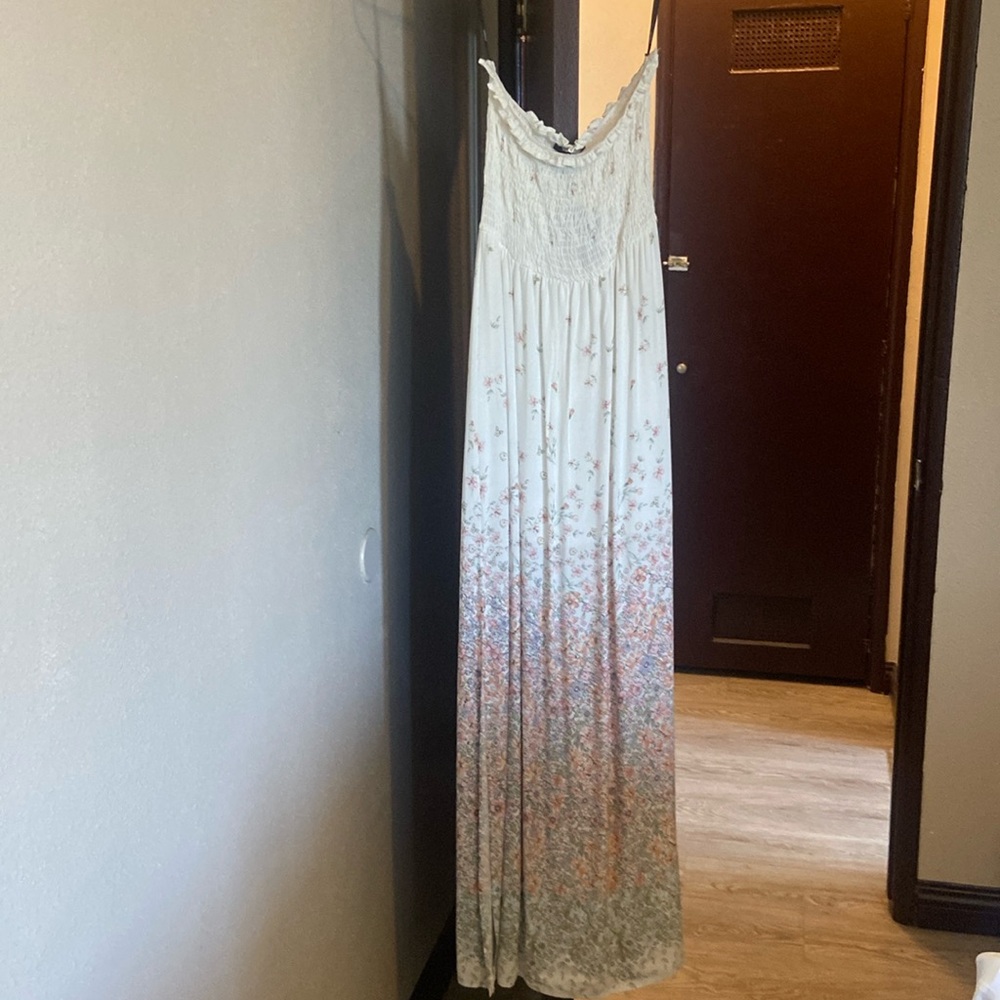 Forever 21 beautiful tube top floral dress with side slits on both sides.